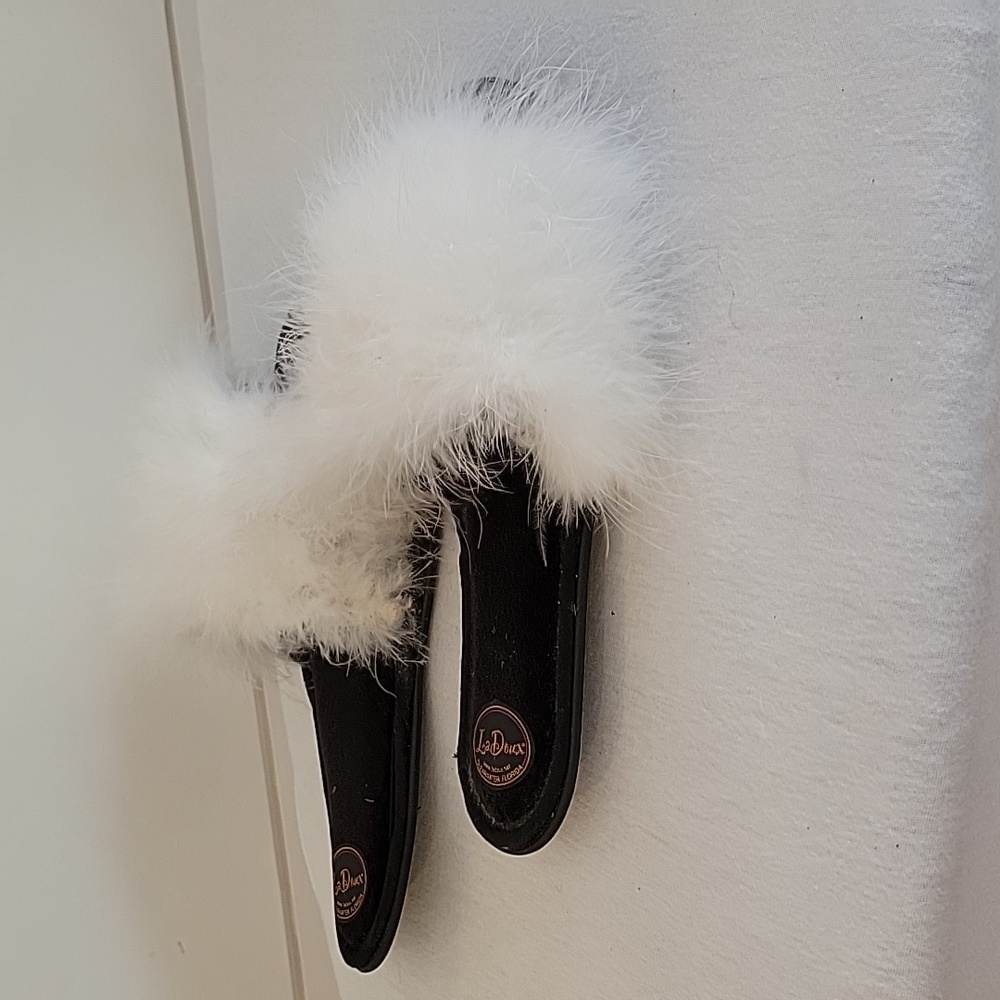 NWOT LA DOUX size 5-6 small white feathered slippers